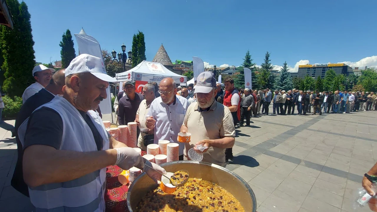 Aşure dağıtımında yoğunluk