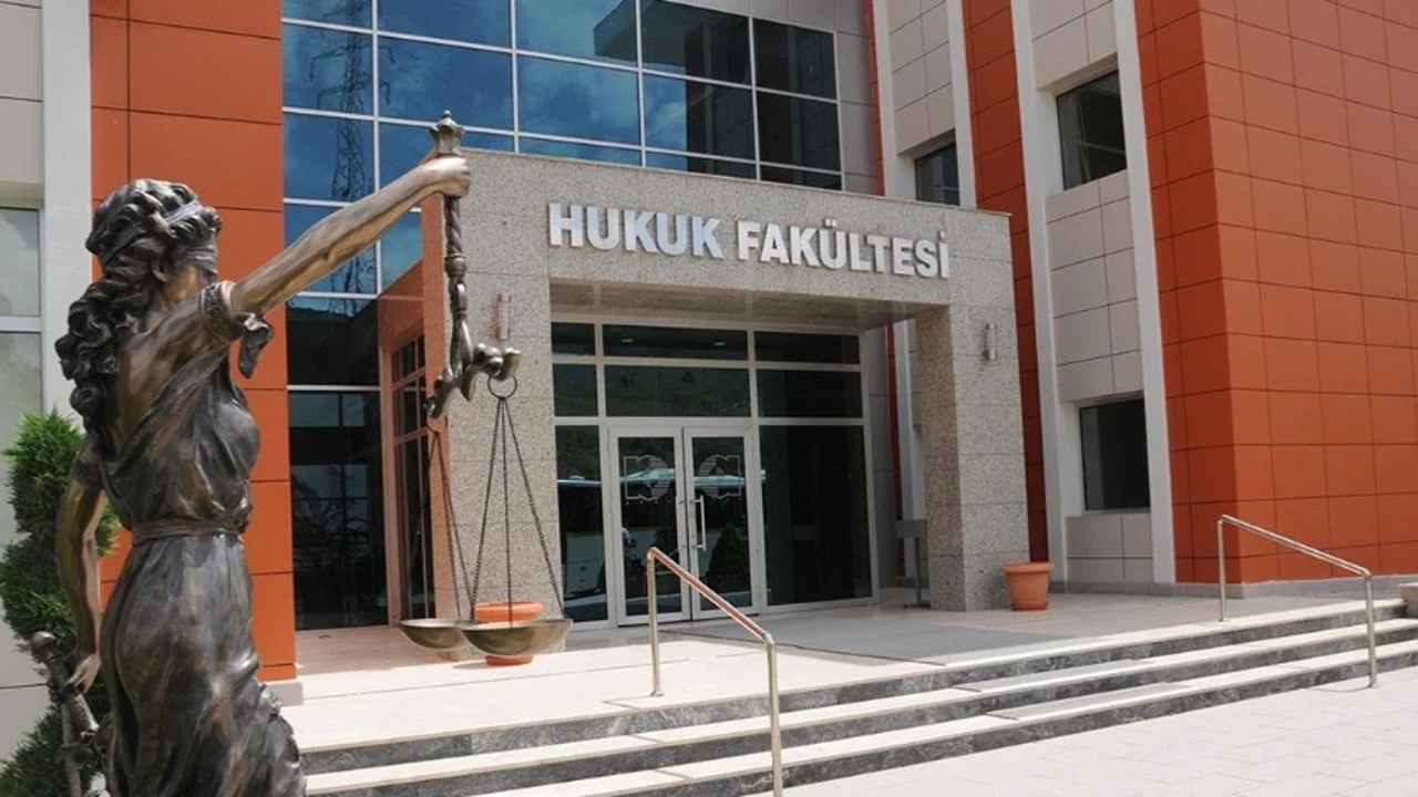 Türkiye'nin en iyi hukuk fakültesi belli oldu! Yılların lideri zirveyi kaybetti!