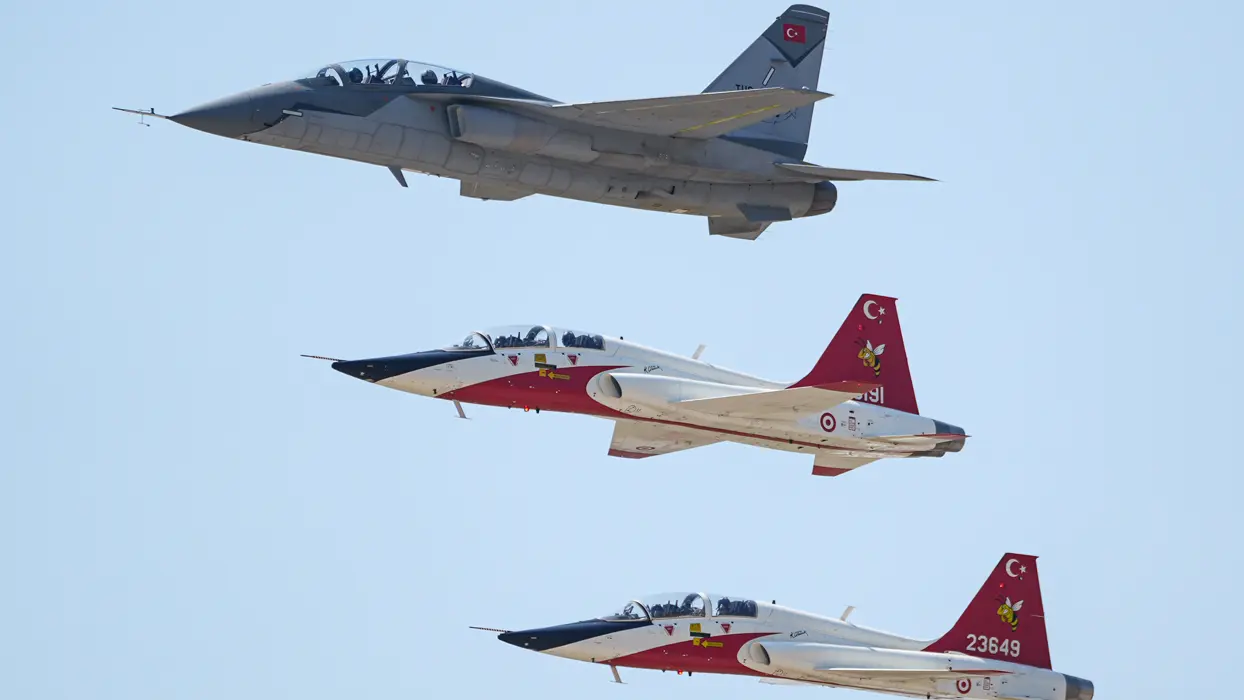 HÜRJET ve Türk Yıldızları'ndan tarihi gösteri! İlgiyle takip edildi