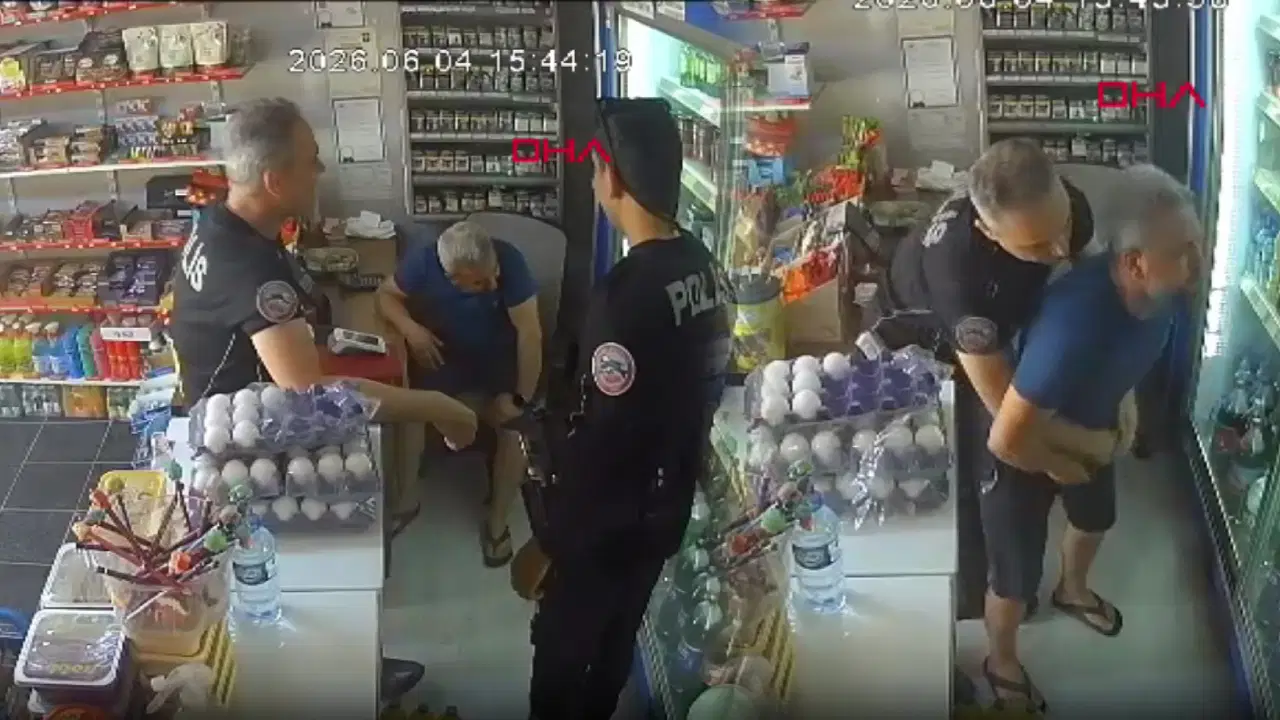 Nefes borusuna şeker kaçan bakkalı, polis Heimlich manevrasıyla kurtardı