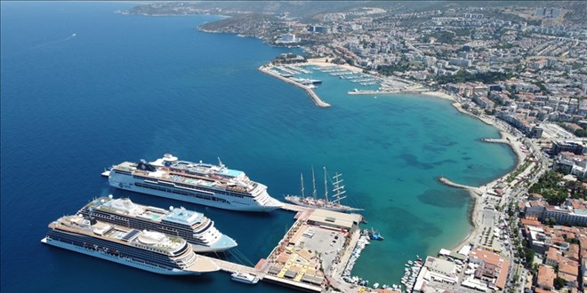 Kuşadası'na 4 gemiyle 9 bin 300 turist geldi