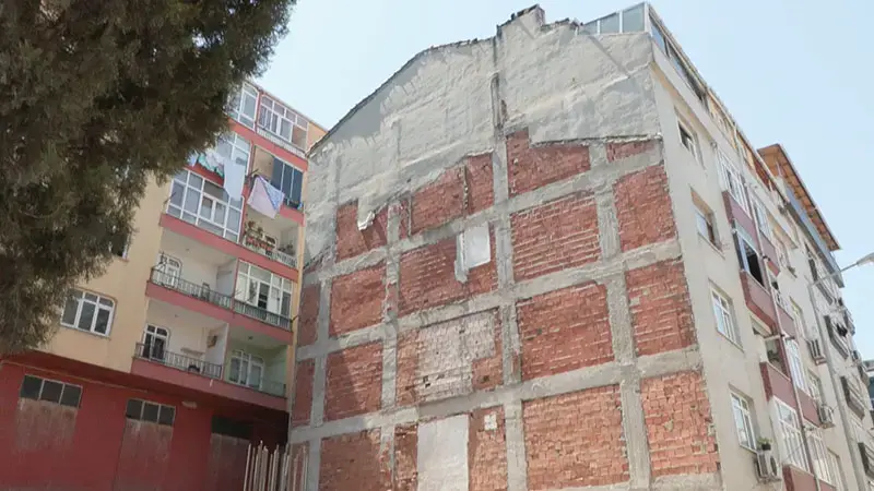 Güngören’de 'riskli' raporu verilen binanın mührünü kırıp içeri girdiler: Yıkılabilir