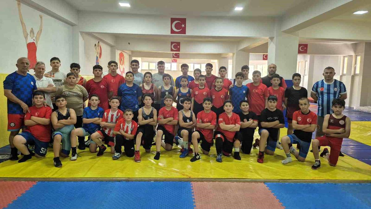 Sivaslı pehlivanlar şampiyonaya hazır