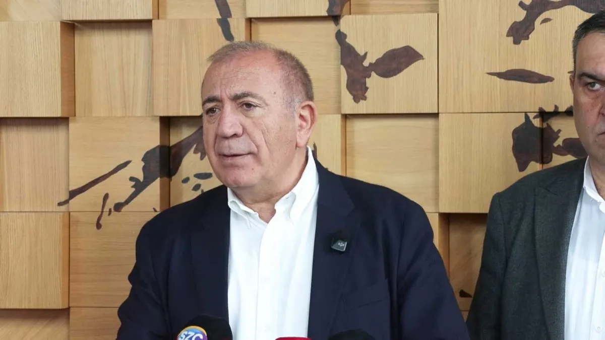 CHP İstanbul'da Gürsel Tekin göreve devam edecek: İl kongresi davası ertelendi