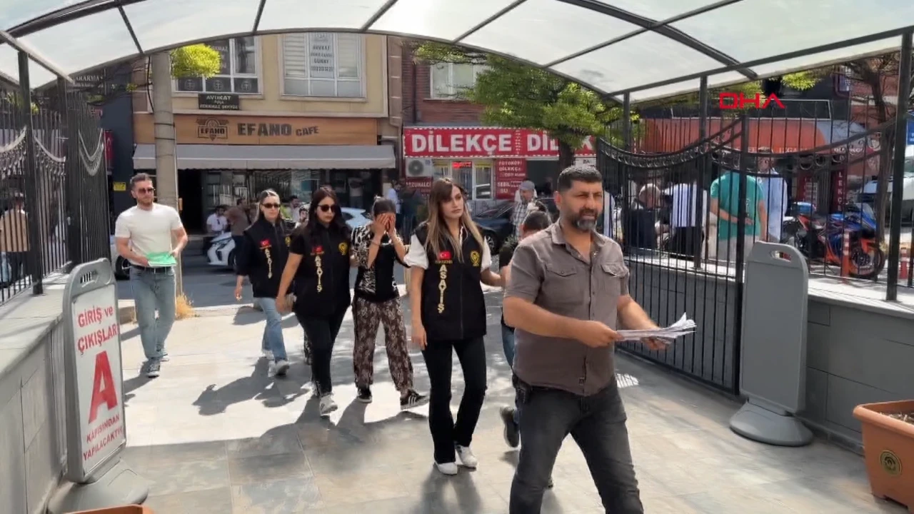 Kapıya bıçakla dayananlar yakalandı