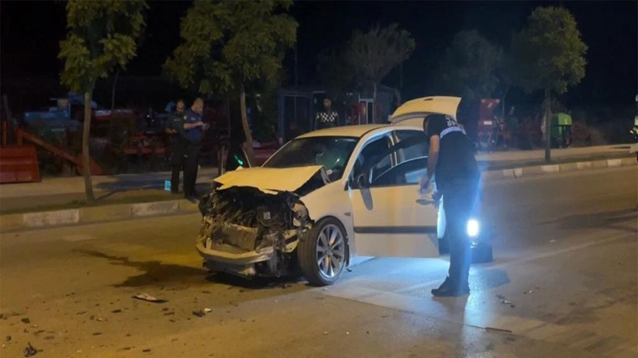 Kaza yaptı arkasına bakmadan aracını bırakıp yayan kaçtı