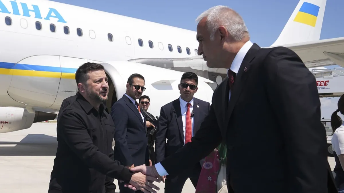 Bakan Ersoy Zelenskı'yi Esenboğa'da karşıladı!