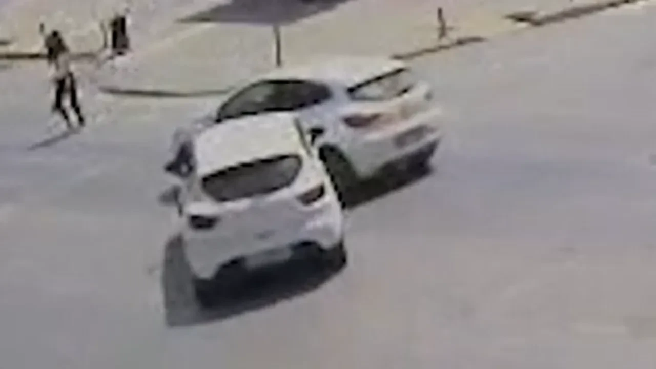 İki otomobil göz göre göre böyle çarpıştı