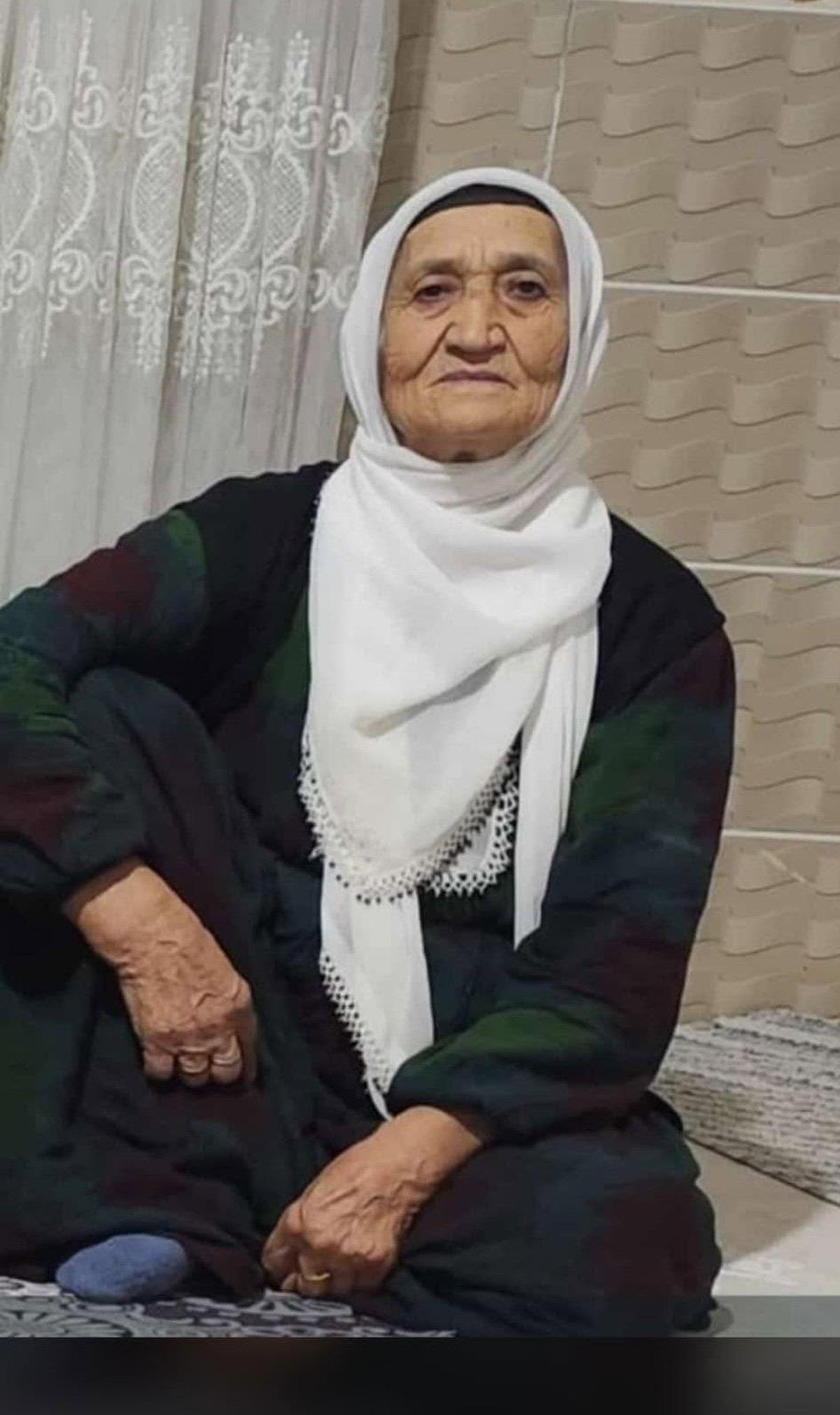 Evinin balkonundayken düğünde açılan ateşte göğsünden vurulan kadın öldü