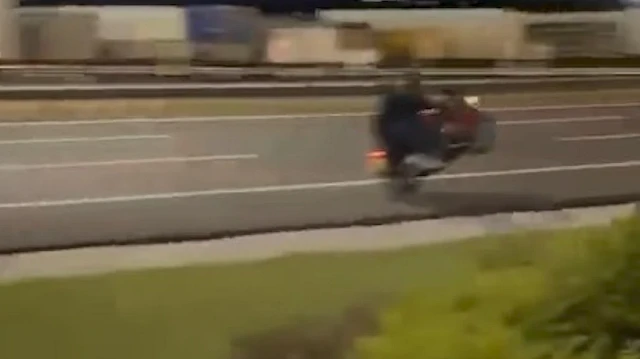 Bilecik’te motosikletlinin trafikteki tehlikeli akrobasi gösterisi pahalıya patladı