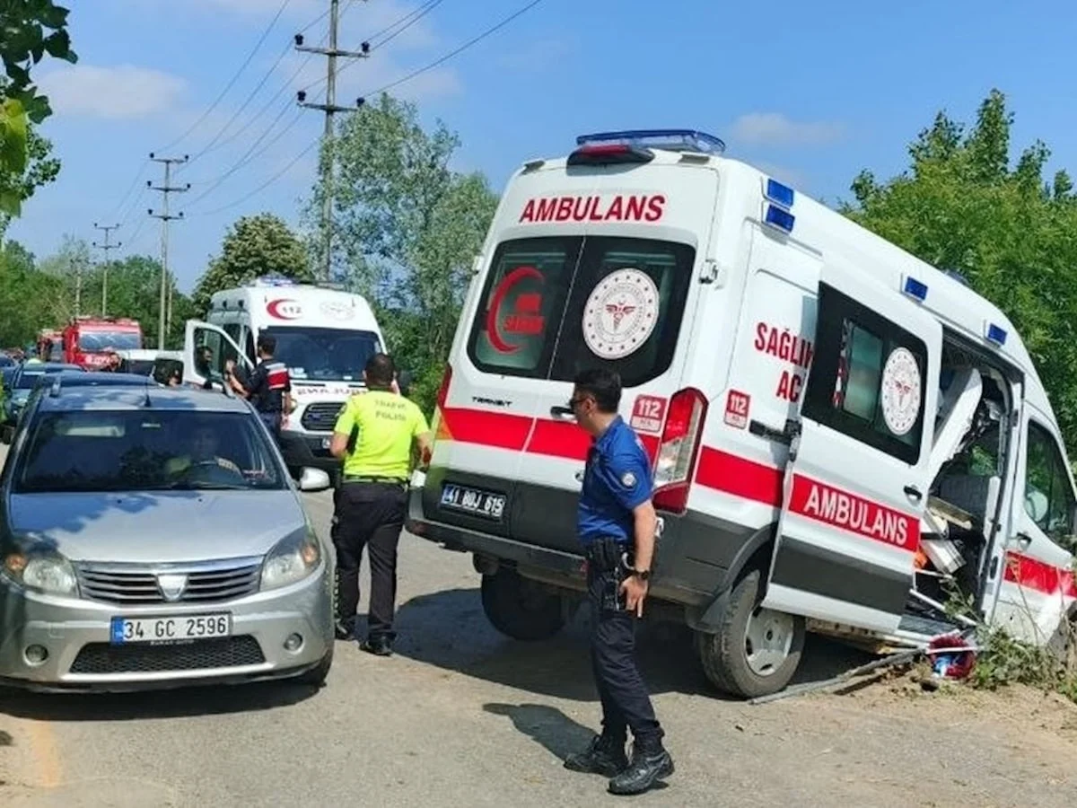 Kocaeli'de ambulans kazası: Hasta ve 2 sağlık çalışanı yaralandı