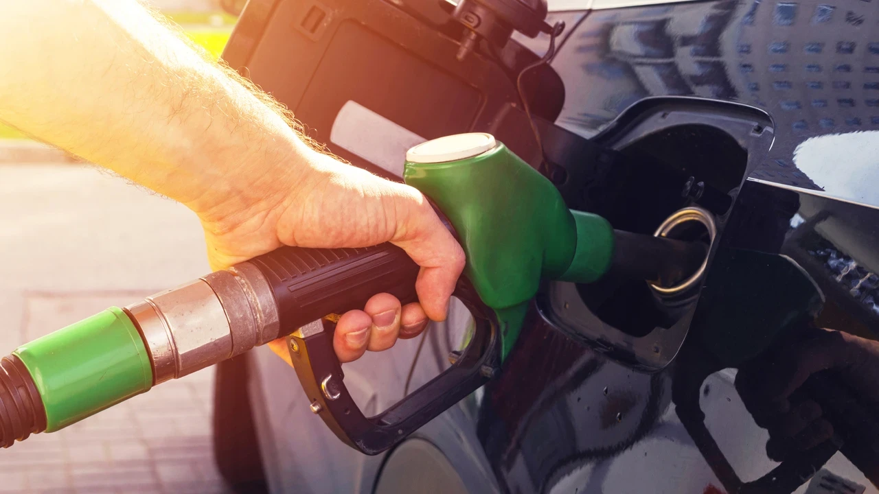 Motorine Dev Zam: Litre Fiyatı 70 TL Sınırını Aşarak Rekor Kırdı!