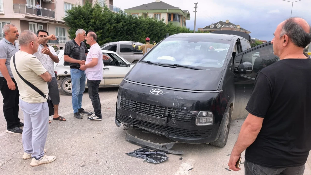Kavşakta dikkatsizlik pahalıya patladı: 9 yaralı