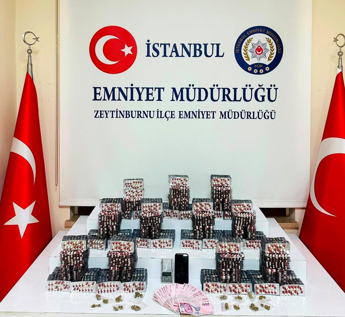 Zeytinburnu'nda 11 bin 60 sentetik ecza ele geçirildi