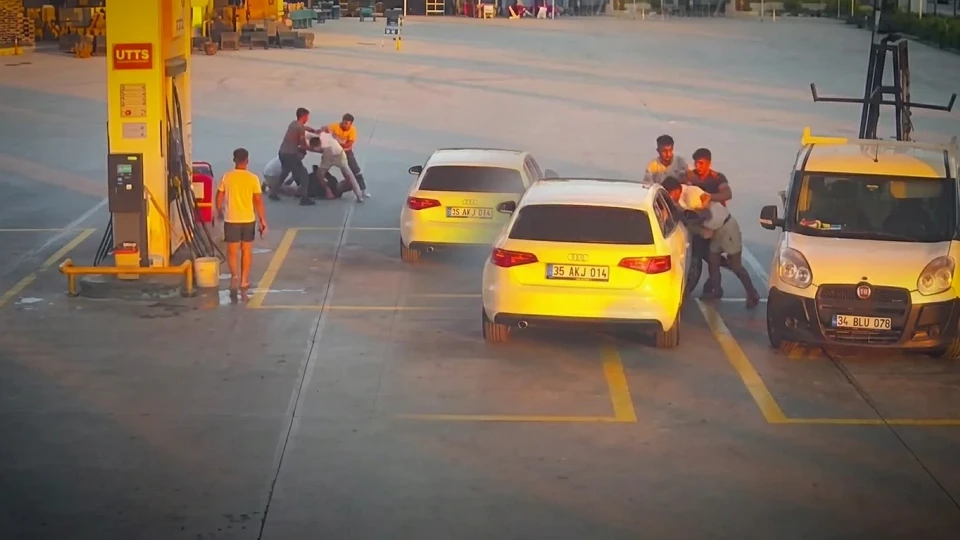 Aydın Kuşadası trafik kavgası: Yol verme tartışması kamerada | AYDIN HABERLERİ