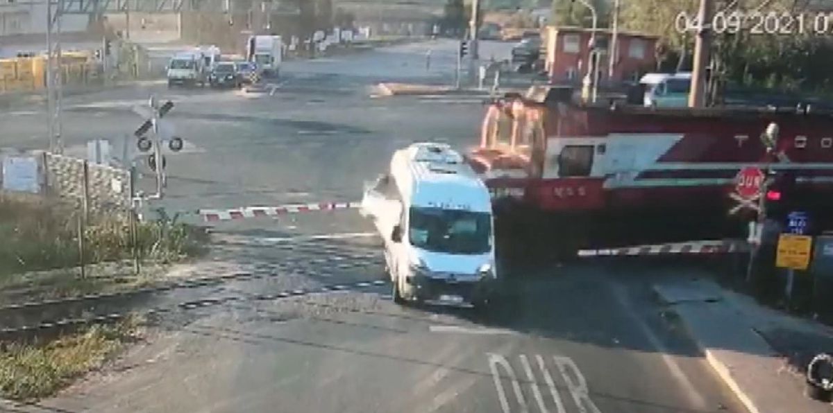 Trenin minibüse çarptığı ve 7 kişinin öldüğü hemzemin geçit, 4 yıl 9 ay sonra kapatıldı