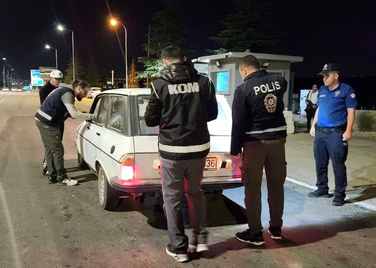Karaman'da polisin denetimlerinde yakalanan 12 kişi tutuklandı