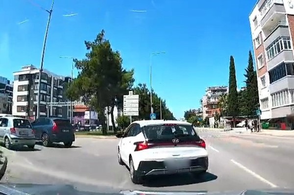 Kontrolsüz şerit değiştiren sürücü kazaya davetiye çıkardı