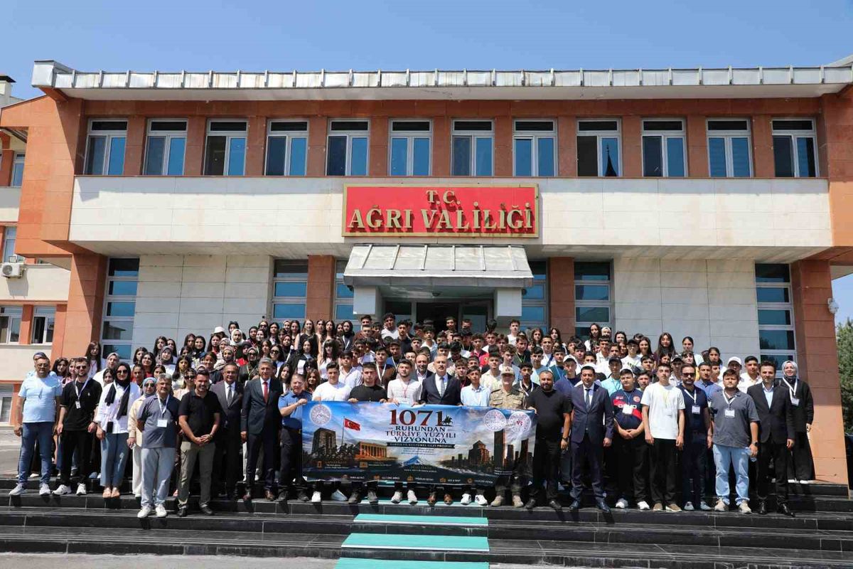 Ağrı'dan 200 öğrenci tarih gezisine uğurlandı