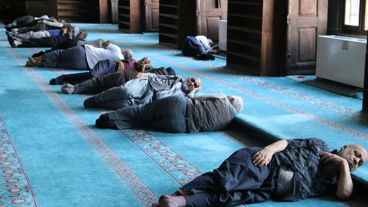 Diyarbakır’da sıcak hava bunalttı! Serinlemek için camiye sığındılar
