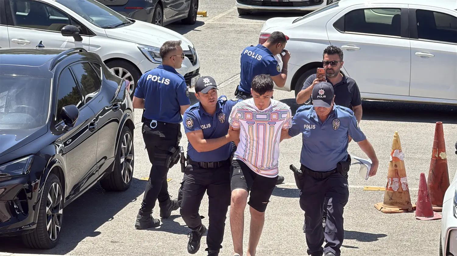 'Dur' ihtarına uymadı, ortalığı birbirine kattı: 1'i polis 3 kişi yaralandı