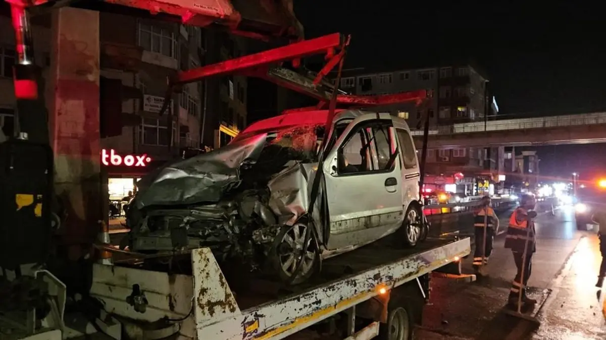 Küçükçekmece'de kaza: Makas atan sürücü ortalığı birbirine kattı