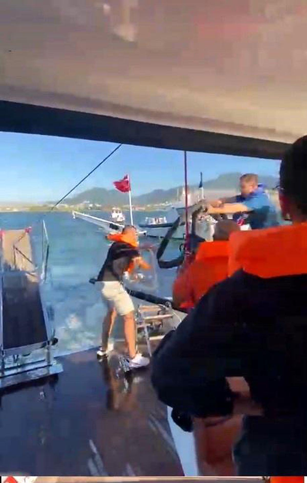 İzmir'de denizde korku dolu anlar: Su alan teknedeki 6 yolcu kurtarıldı