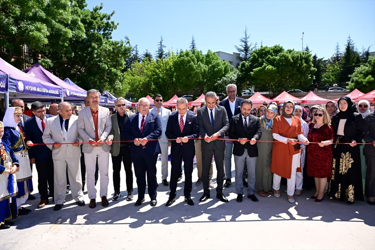 Nevşehir'de "Hayat Boyu Öğrenme Haftası" kapsamında yıl sonu sergisi açıldı