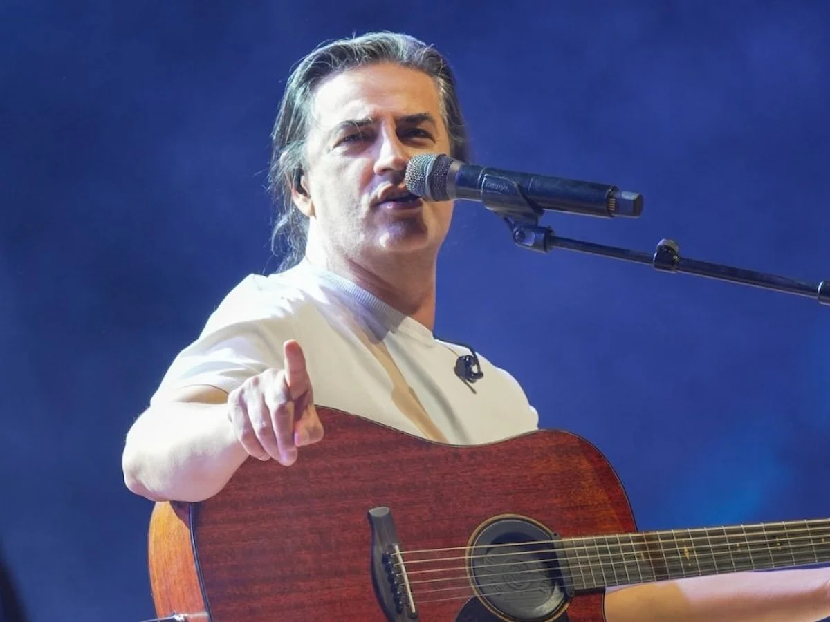 Şarkıcı Çelik sokakta atık kağıt topladı