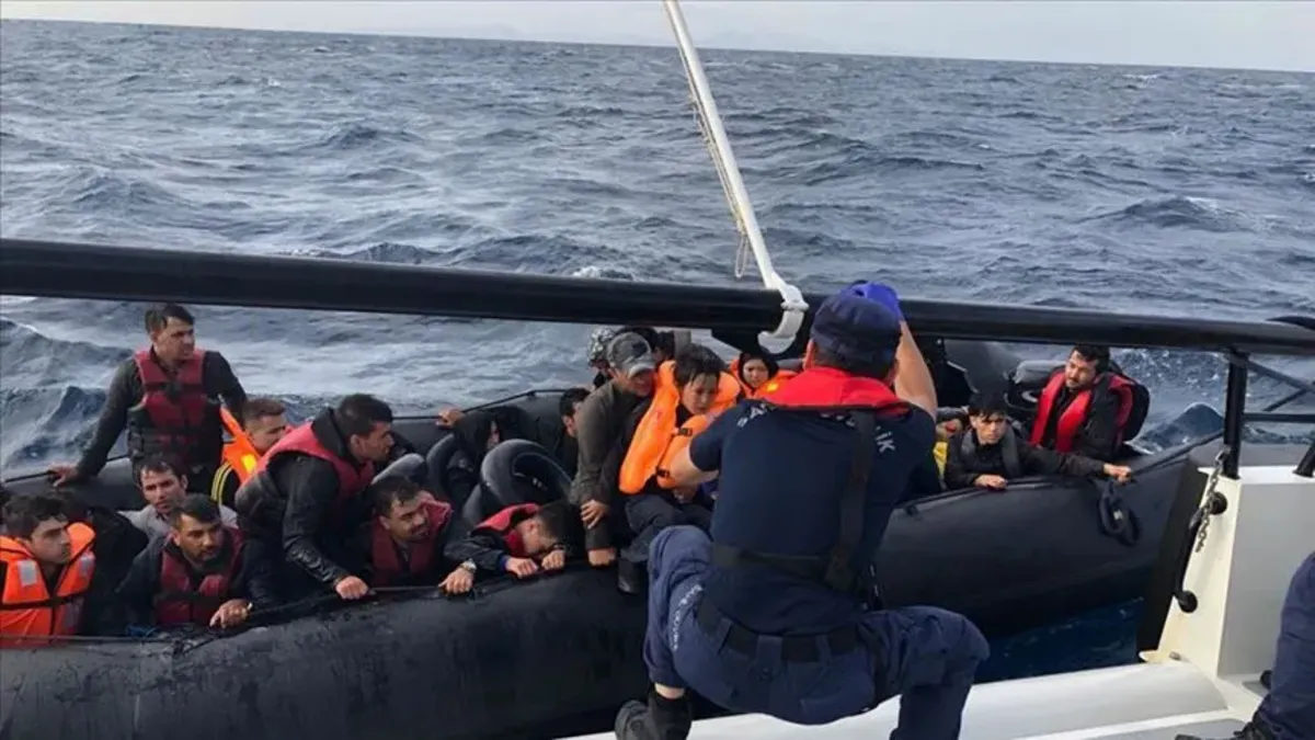İzmir açıklarında operasyon: 14 düzensiz göçmen yakalandı