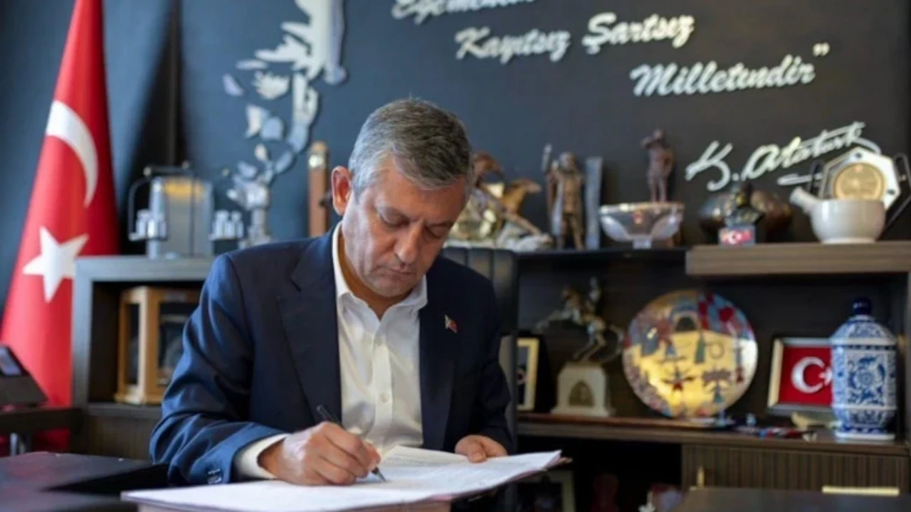 Özgür Özel Yeni Parti için kuruluş dilekçesini imzaladı