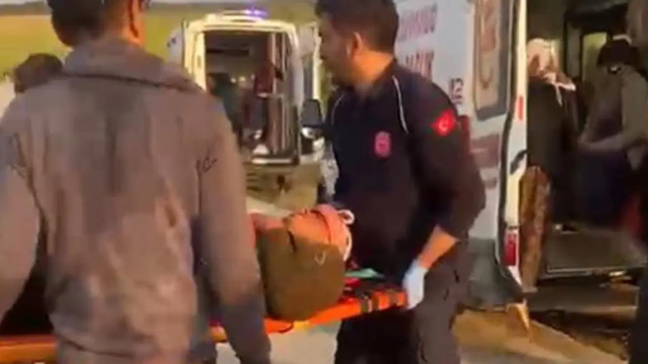 Polatlı'da tarım işçilerini taşıyan minibüs devrildi: 1'i ağır 4 yaralı