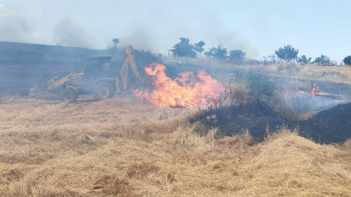 Tekirdağ'da traktörden sıçrayan kıvılcım tarlayı yaktı!
