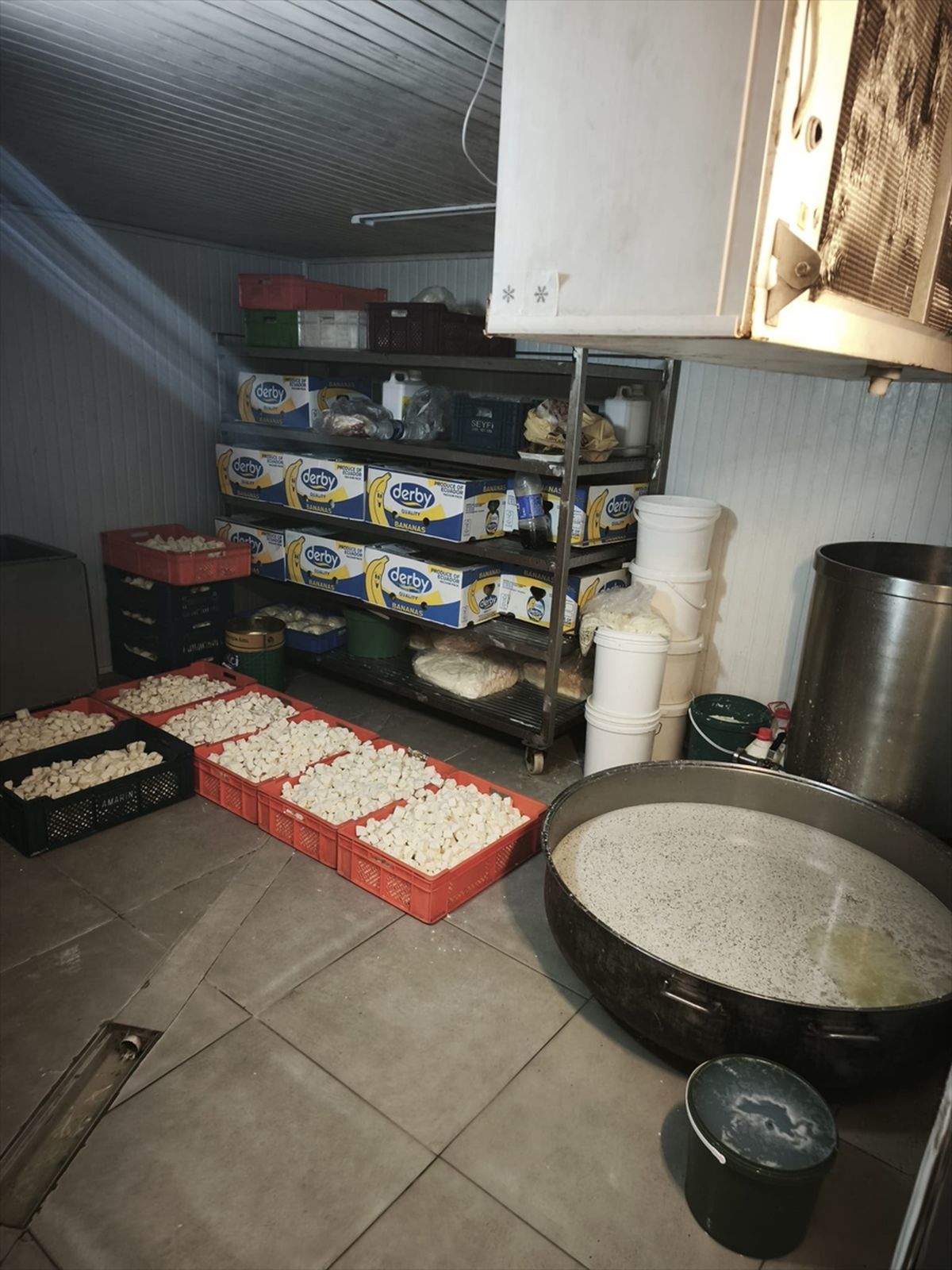 Başkentte 9 ton bozuk süt ve süt ürünü ele geçirildi