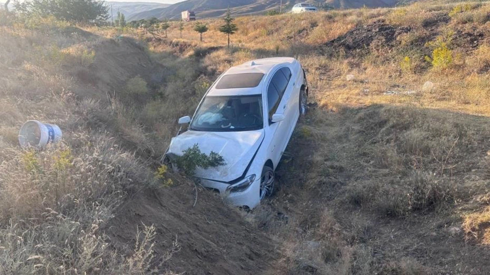 Erzincan'da otomobil yoldan çıktı: 3'ü çocuk 6 yaralı