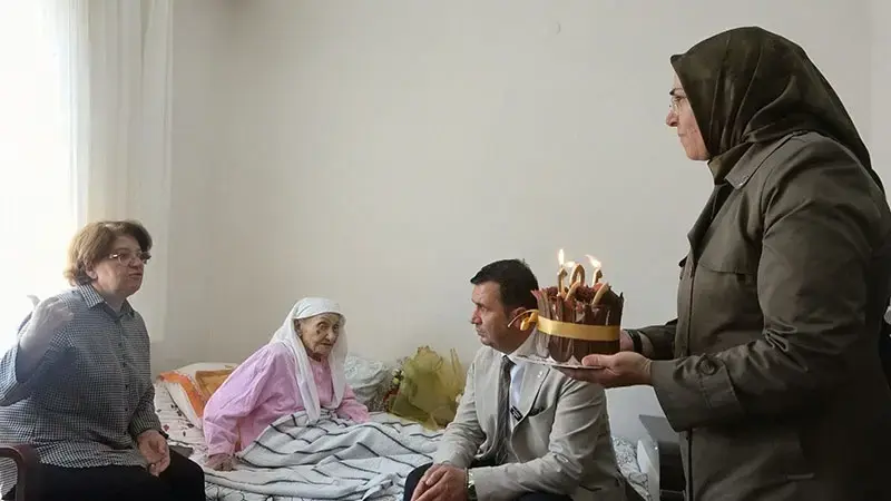 Atatürk'ün elini öptüğünü belirten 101 yaşındaki Hacer Akdoğan'a sürpriz doğum günü