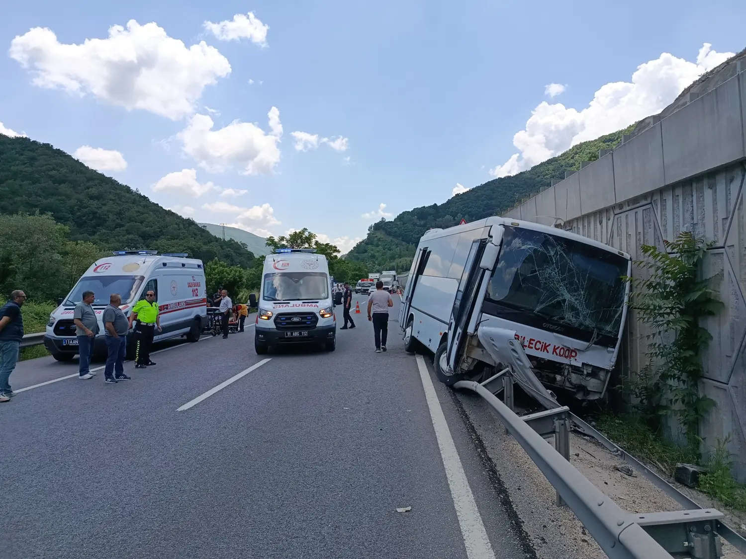 Tır ile midibüs çarpıştı: 12 kişi yaralandı