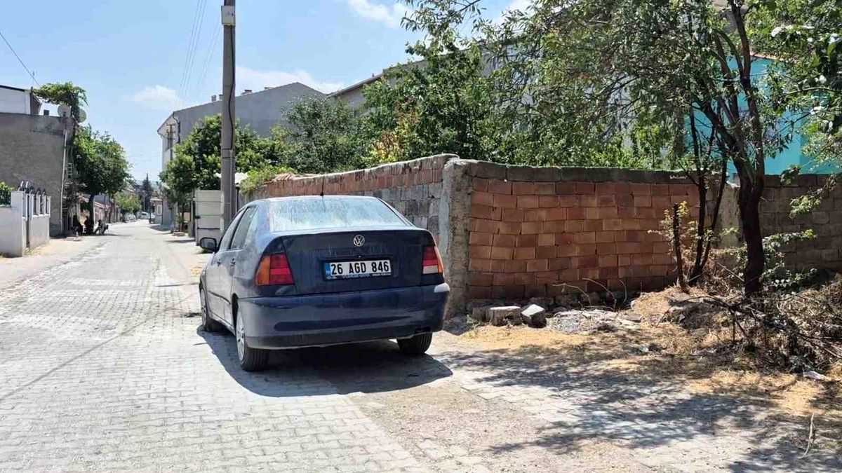 Otomobilin elektrik aksamından çıkan yangın aracı kullanılamaz hale getirdi