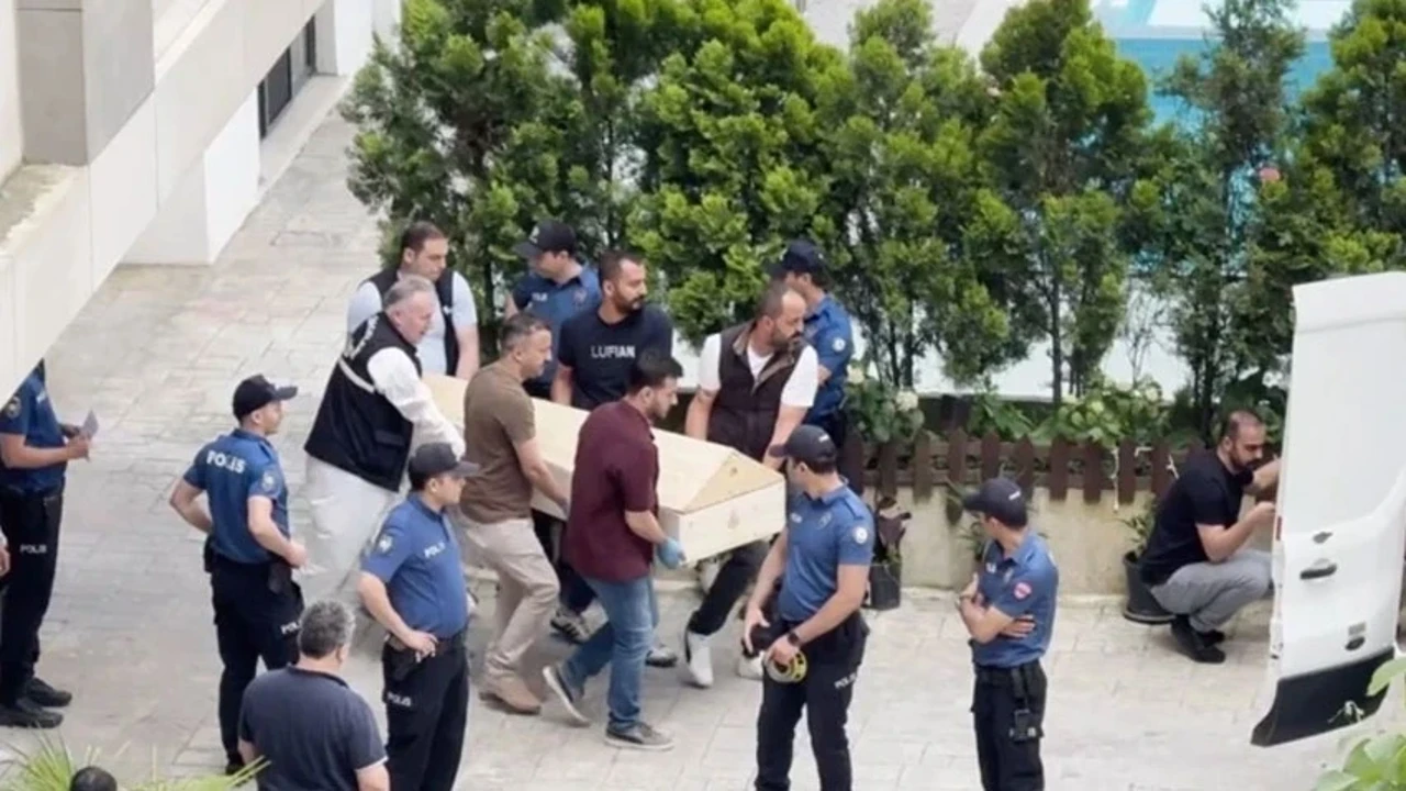 Site bahçesinde genç çiftin cesetleri bulundu! Önce kadın sonra erkek düşmüş