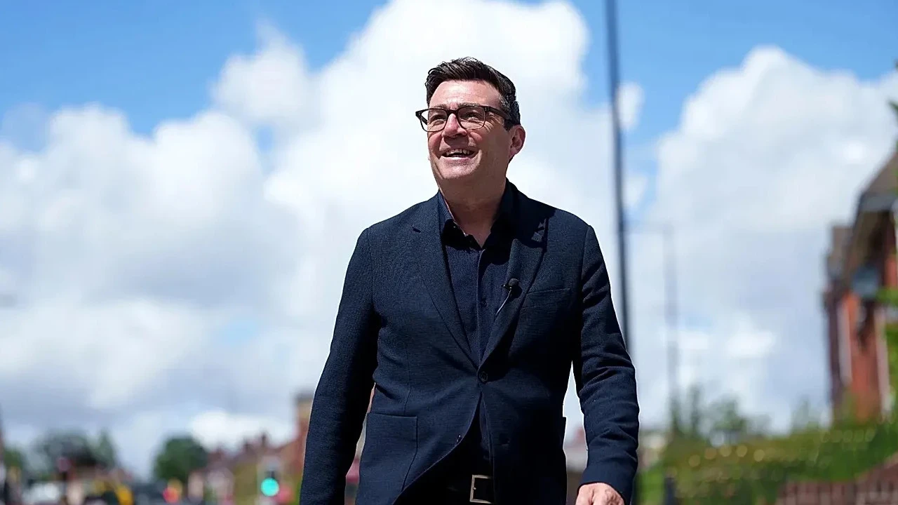 İngiltere’de 'Kuzeyin Kralı' Dönemi: Keir Starmer İstifa Etti, Yeni Başbakan Andy Burnham