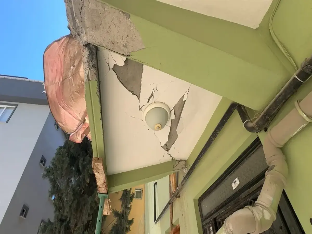 Avcılar'da kentsel dönüşümde kopan betonlar yan binaya zarar verdi!