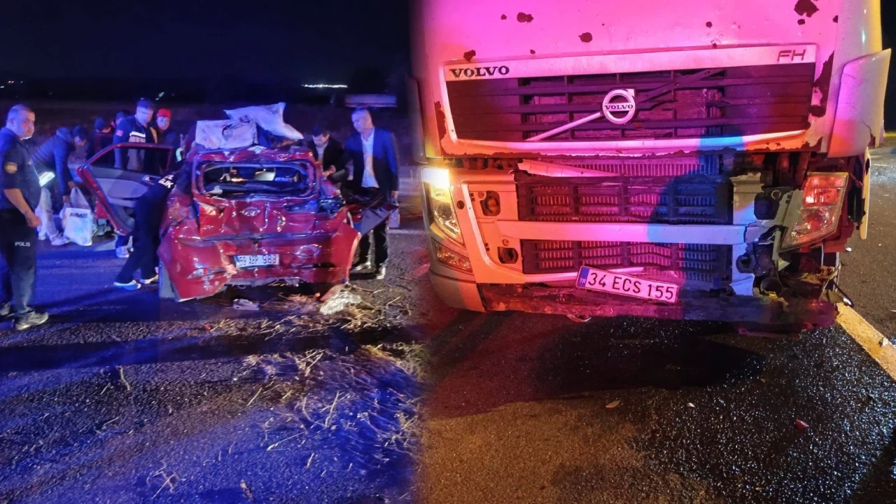 Feci kaza! TIR, kırmızı ışıkta bekleyen otomobili biçti: Yaralılar var