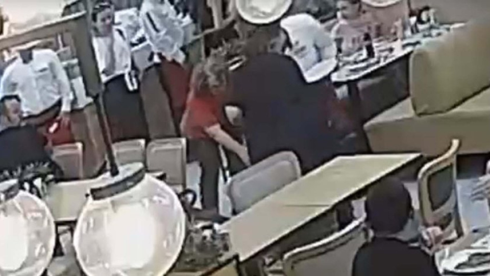 Kızgın tereyağı bebeği yaktı! Feci anlar kamerada!