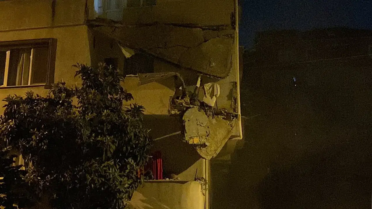 Küçükçekmece'de balkonları çöken 5 katlı bina tahliye edildi