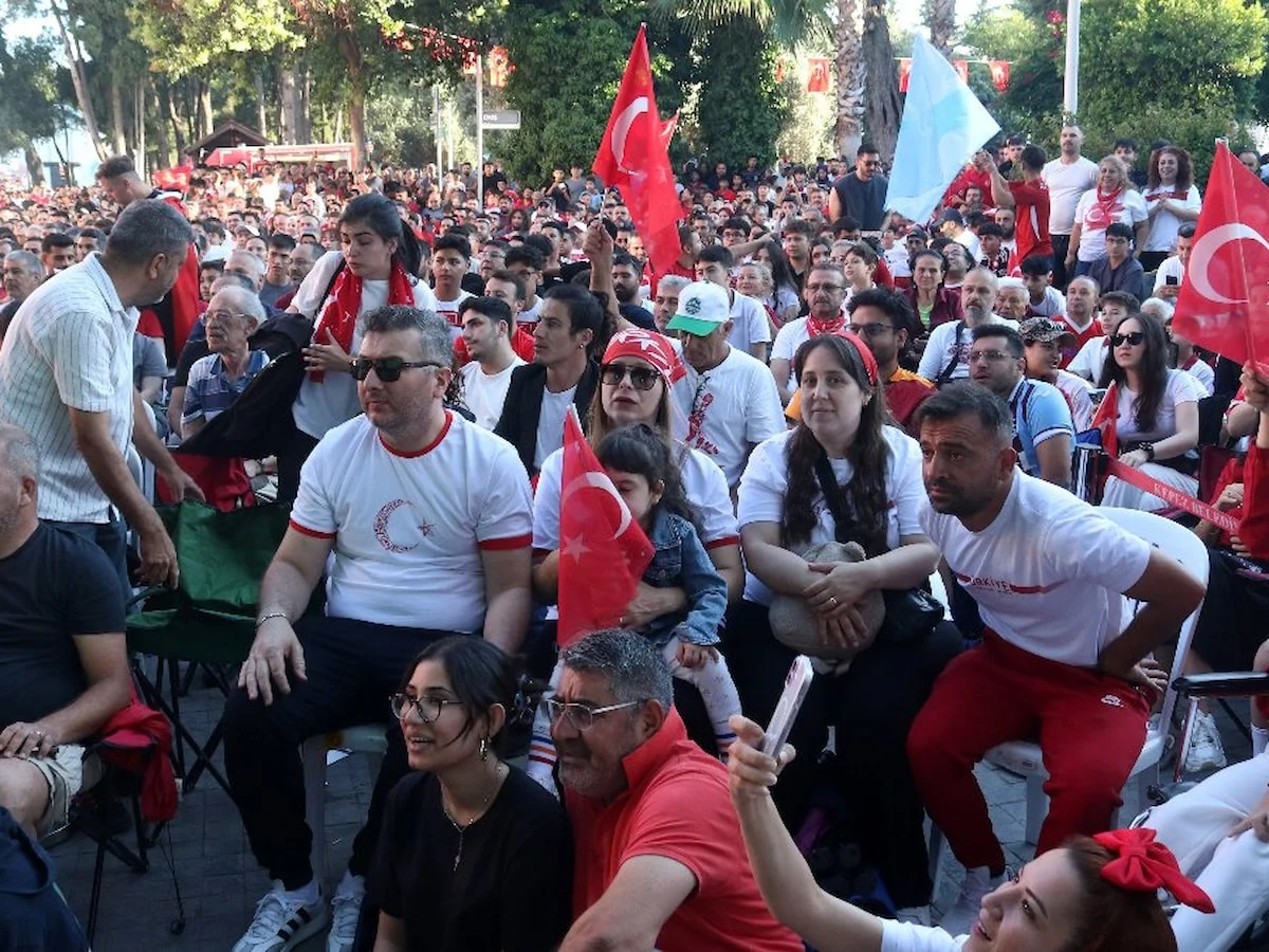 Antalya'daki sporseverler milli takımın yenilgisine üzüldü