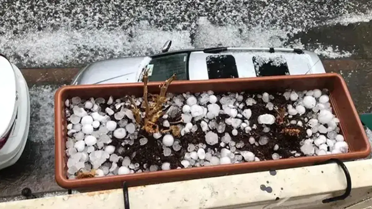 Meteoroloji'nin uyarılarının ardından iki kenti sağanak ve dolu yağışı vurdu