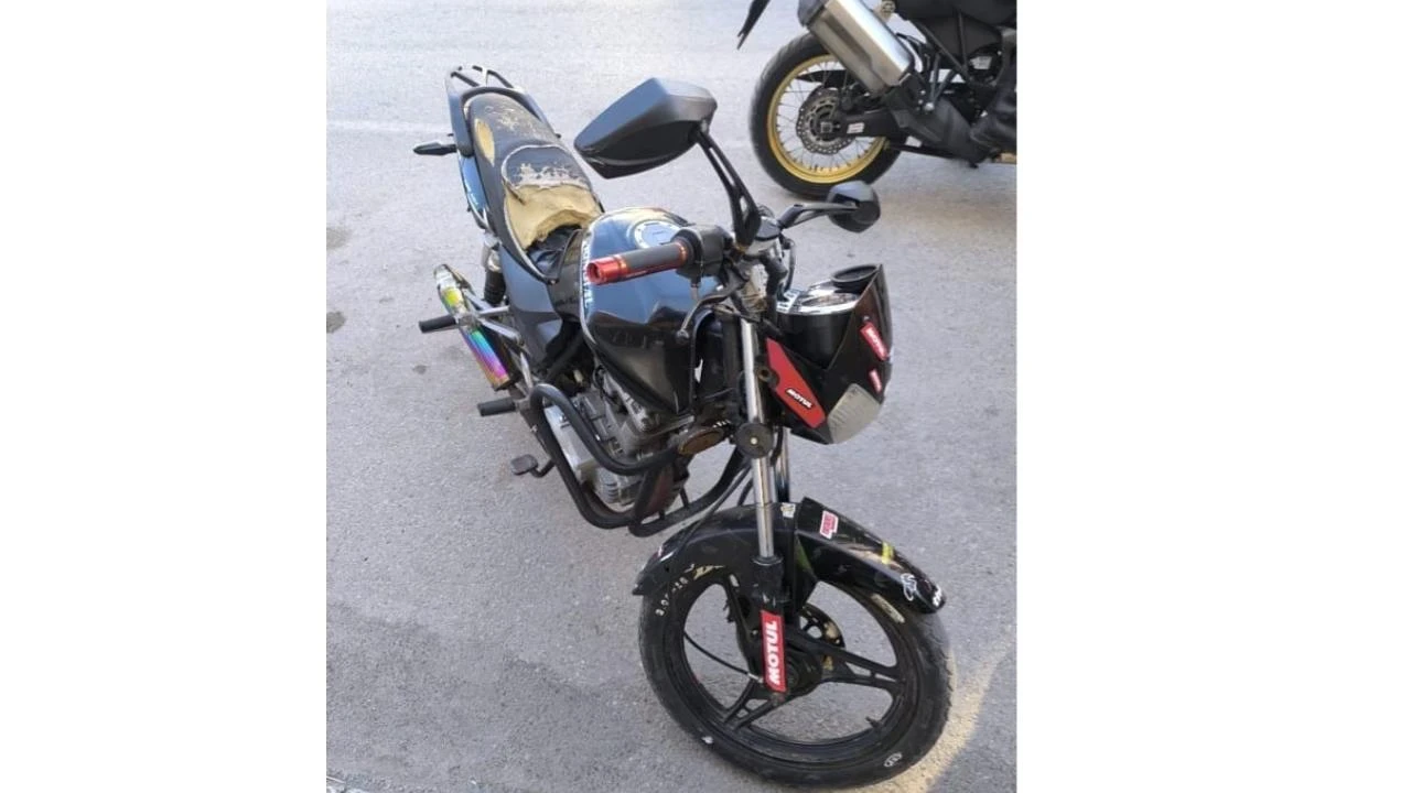 Plakasız ve çekme belgeli motosikletle yakalandı: 105 bin lira ceza kesildi