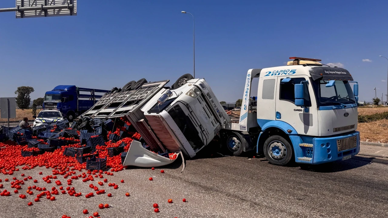 Çekici üzerindeki kamyon devrildi: Tonlarca domates yola saçıldı