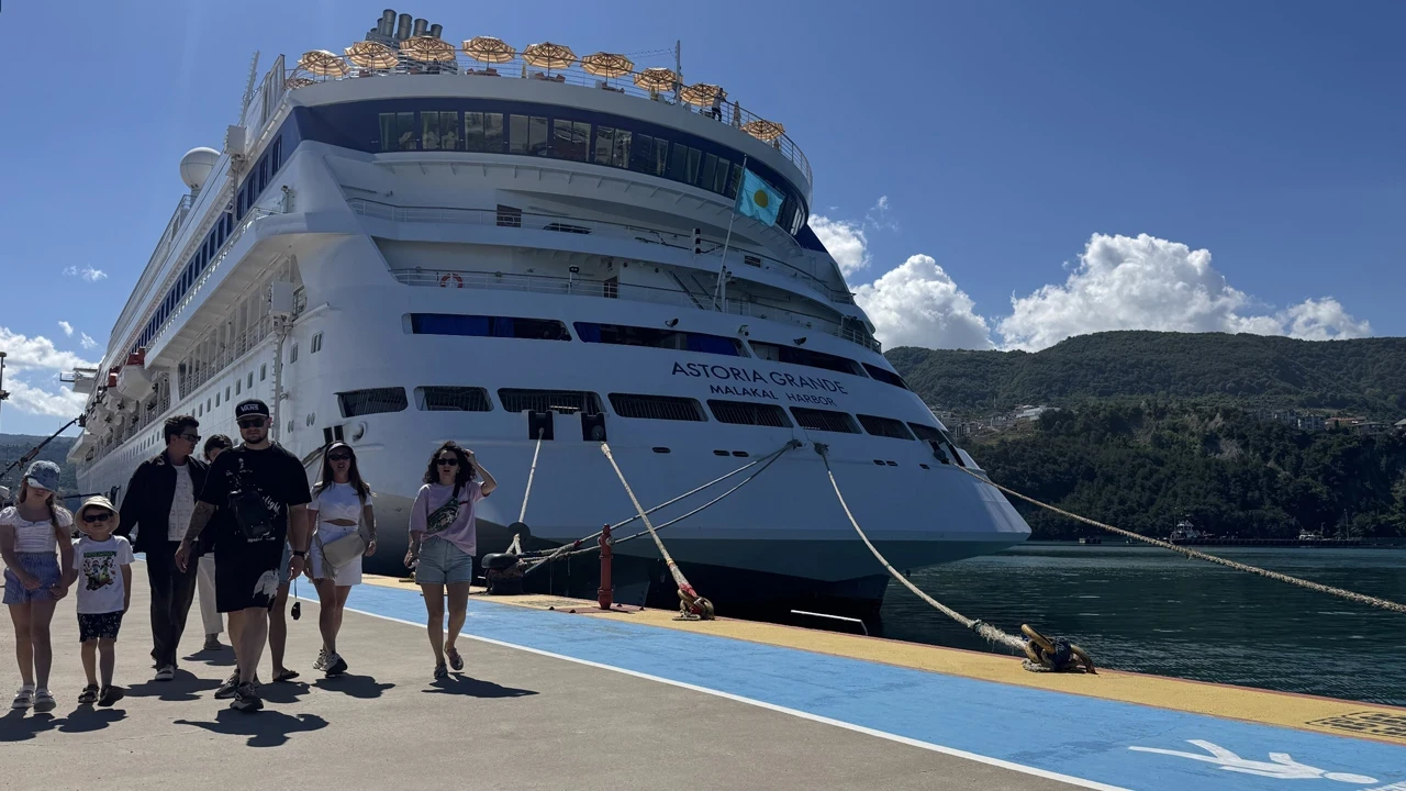 Amasra "Astoria Grande" kruvaziyerle turist akınına uğradı