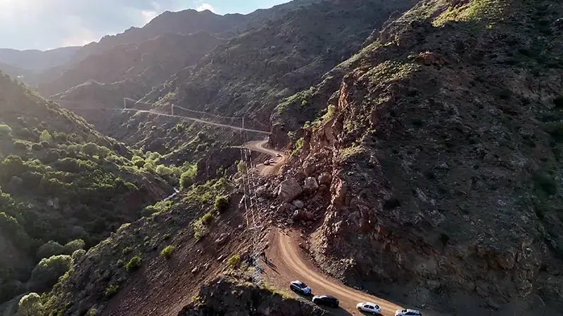 İki mahalleyi bağlayan yol kapandı, mahalleli tepki gösterdi